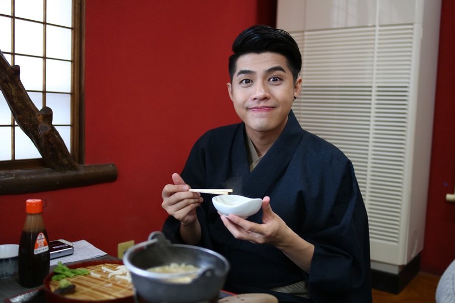 Noo Phước Thịnh khá hào hứng khi thưởng thức những món ăn tại đây