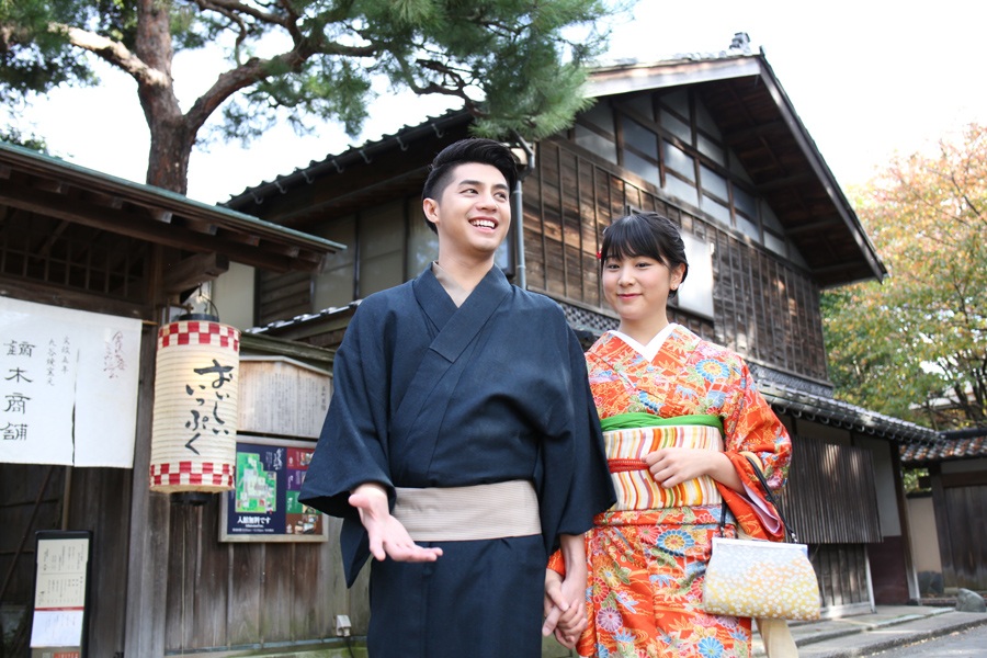 Cả hai rất thoải mái khi nắm tay nhau thân thiết khi tham quan phong cảnh và kiến trúc tại đây.