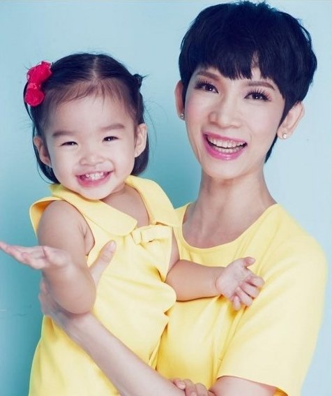Sao Việt: Chia tay âm thầm vẫn gây ồn ào - 5 Xuân Lan hạnh phúc bên con gái