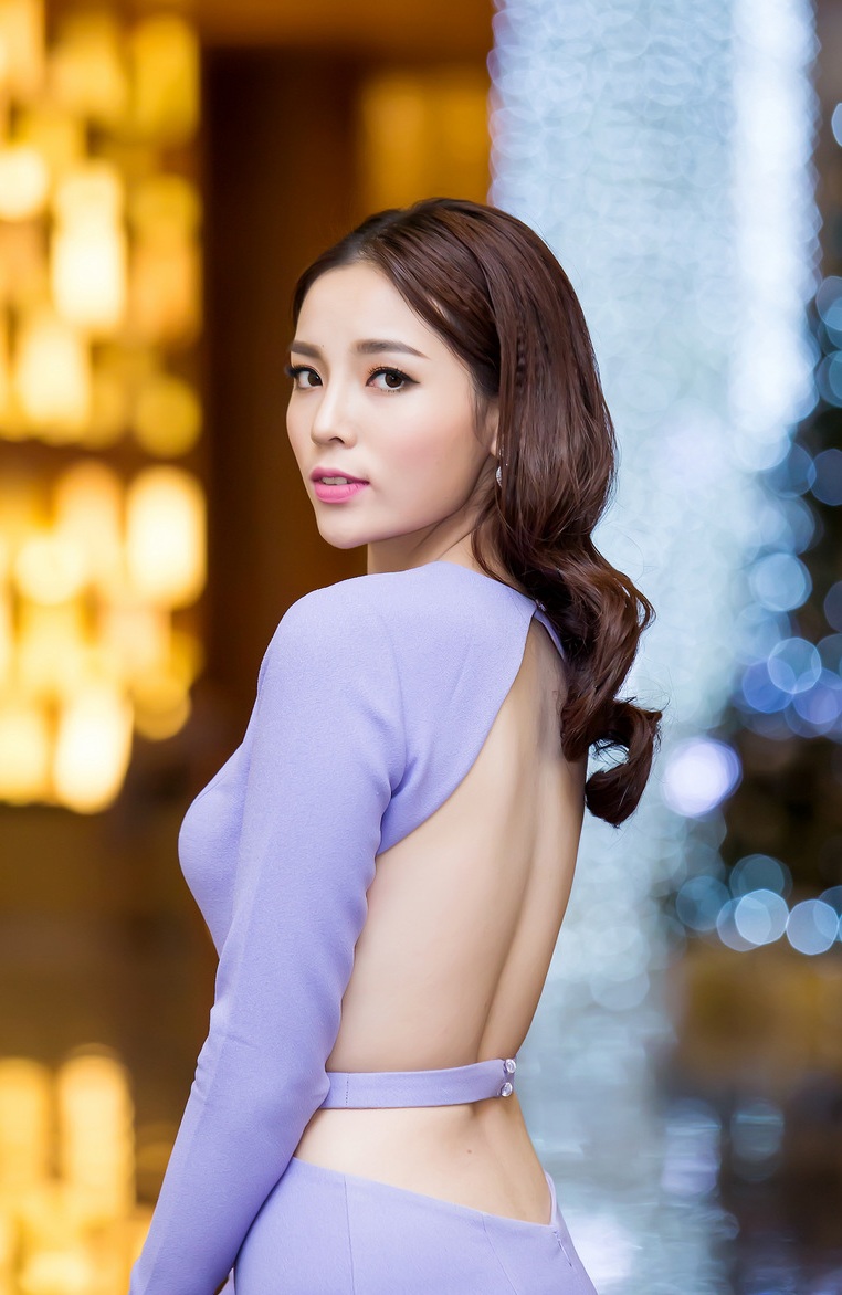 Kỳ Duyên táo bạo diện váy hở lưng giữa trời đông Hà Nội - 1 Kỳ Duyên táo bạo diện váy hở lưng giữa trời đông Hà Nội - 1