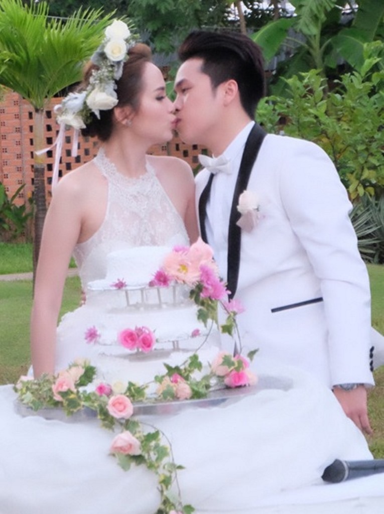 Hoa hậu Diễm Hương xúc động bật khóc trong đám cưới - 11 Hoa hậu Diễm Hương xúc động bật khóc trong đám cưới - 11