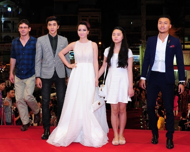 Diễn viên Mai Thu Huyền bên cạnh Hot boy Bình An (vest xám) đoàn phim điện ảnh Lạc giới.