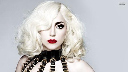 Lady Gaga nổi tiếng với phong cách thời trang quái dị nhưng cũng đầy ấn tượng và rực rỡ. Các bản hit của cô nàng như “Just dance”, “Bad romance”, “Born this way”… một thời thống trị các bảng xếp hạng. Trong năm qua, chủ nhân của 5 giải Grammy còn thủ vai chính trong series phim kinh dị ăn khách “American horror story: Hotel”.