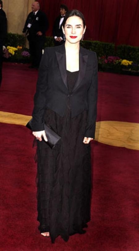 Đi dự thảm đỏ Oscar năm 2004, Jennifer Connelly đã kết hợp áo khoác tuxedo với chiếc váy đen dài trông khá luộm thuộm.