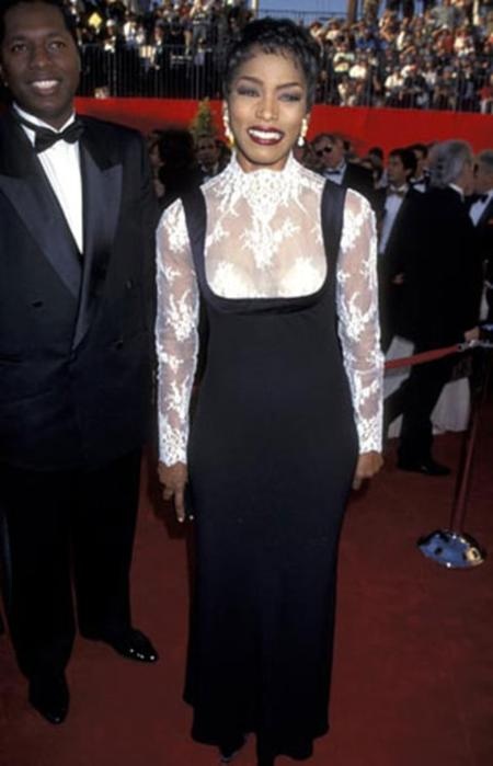 Angela Bassett đã chọn được một bộ cánh không thể nhàm chán và gây buồn ngủ hơn khi tham dự lễ trao giải Oscar năm 1995.