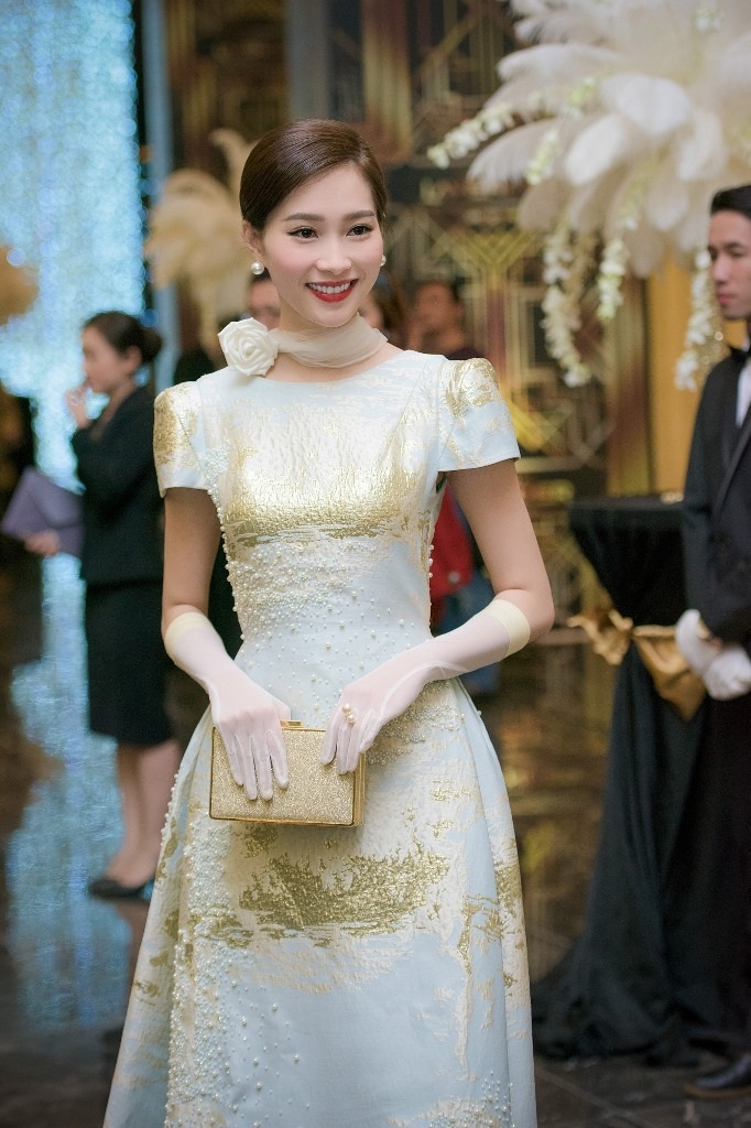 Trên thảm đỏ, cô hút mọi ánh nhìn với vẻ mong manh nhưng cũng đầy quyến rũ của mình.