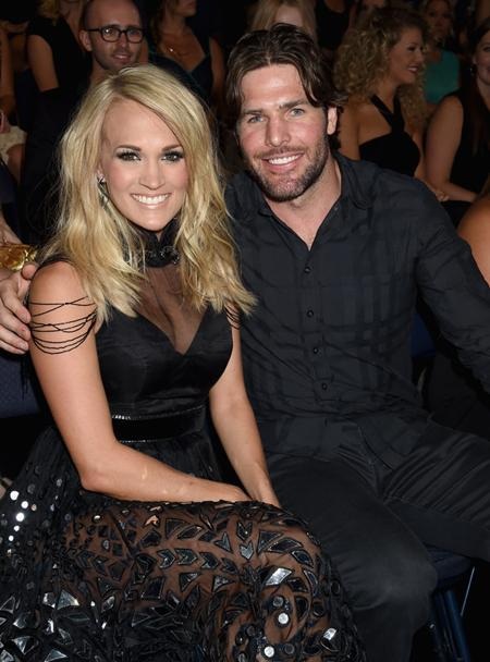 Điểm mặt những sao “bự” được lên chức bố mẹ trong năm 2015 - 1 Carrie Underwood và Mike Fisher đã hạnh phúc chào đón cậu con trai đầu lòng Isaiah hồi tháng 3 năm nay