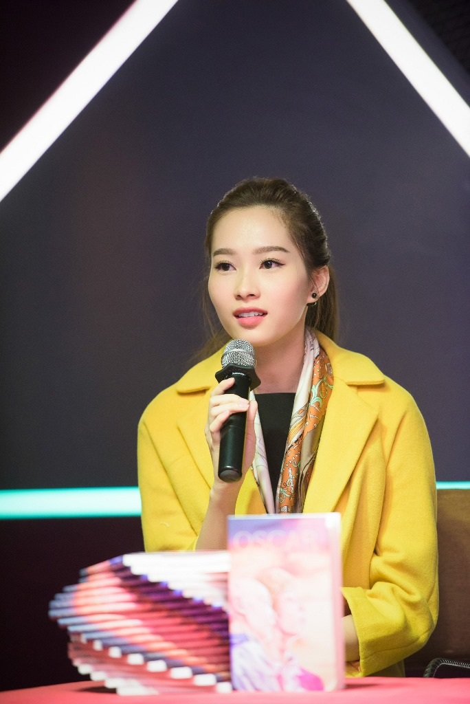 Hoa hậu Đặng Thu Thảo giới thiệu sách cùng giáo sư Ngô Bảo Châu - 2 Hoa hậu Đặng Thu Thảo đến với buổi giao lưu trong vai trò diễn giả khách mời.