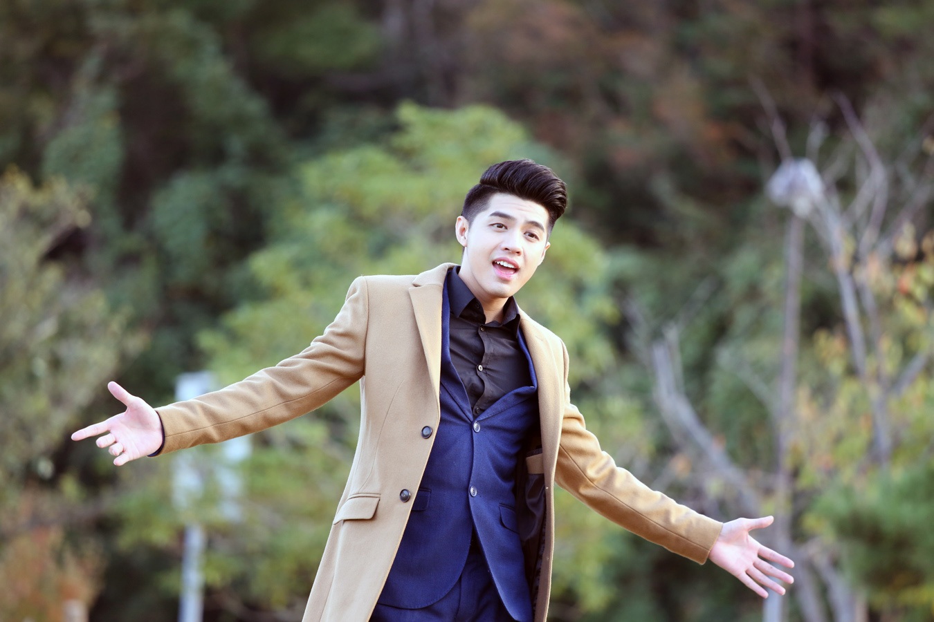 
Noo Phước Thịnh cuốn hút với vẻ điển trai và khuôn mặt tươi sáng
