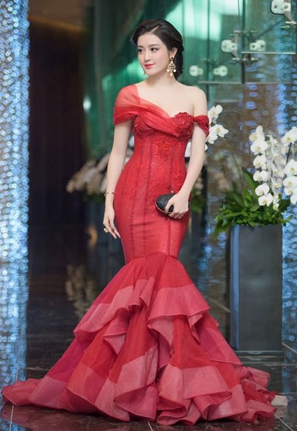 Phạm Hương, Mai Phương Thúy tỏa sáng, Hồng Nhung, Đông Nhi mặc xấu - 4 Á hậu Huyền My ngày càng biết chăm chút cho hình ảnh của mình đẹp và sang trọng hơn. Chiếc đầm đuôi cá ôm sát kheo khéo đường cong và kiểu dáng lệch vai gợi cảm.