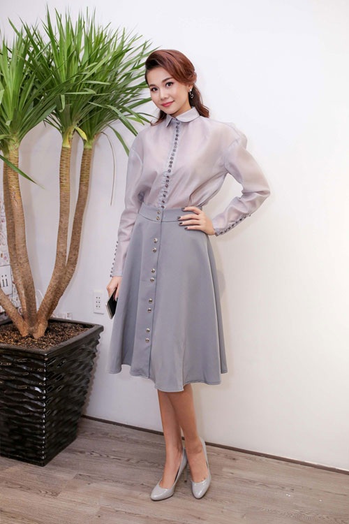 Phạm Hương, Mai Phương Thúy tỏa sáng, Hồng Nhung, Đông Nhi mặc xấu - 2 Thanh Hằng diện váy midi và sơ mi cùng tông màu đơn giản nhưng sang trọng. Người đẹp thể hiện sự tinh tế khi kết hợp giày và phụ kiện có tông màu khá phù hợp.