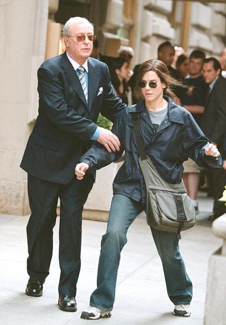 Sau nhiều cuộc thi nhan sắc, “Hoa hậu FBI” gây sốt trở lại - 7 Michael Caine trong một cảnh phim “Hoa hậu FBI”