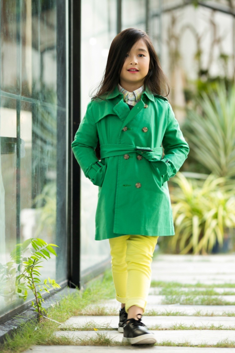 Cô bé tạo dáng như người mẫu rất chuyên nghiệp.