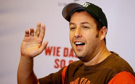 Adam Sandler là một diễn viên, biên kịch, nhạc sĩ, nhà sản xuất phim người Mỹ và là một doanh nhân thành công. Năm 2007, nam diễn viên nổi tiếng đã thành lập một công ty điện ảnh riêng mang tên Happy Madison Productions. Ước tính, Adam Sandler sở hữu khối tài sản lên tới 300 triệu đô la và là một trong ba ngôi sao giàu có nhất Hollywood.