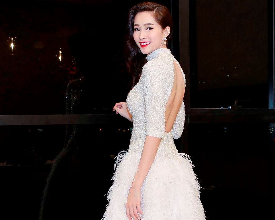 Hoa hậu Đặng Thu Thảo đọ sắc cùng Trương Ngọc Ánh - 3 Hoa hậu Việt Nam 2012 vẫn trung thành với sự kín đáo, nhưng cô cũng tinh tế khoe khéo nét quyến rũ của mình với váy hở lưng.