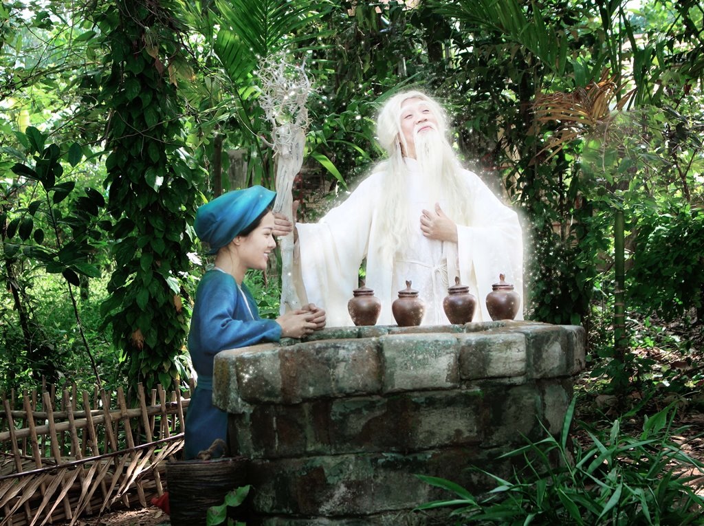 Hé lộ những hình ảnh đầu tiên của “người tình” Cường Đôla trên màn ảnh - 1 Tạo hình của Tấm trong Tấm Cám là hình ảnh cô gái Bắc Bộ trong trang phục tứ thân đang ngồi bên giếng cùng với ông Bụt.