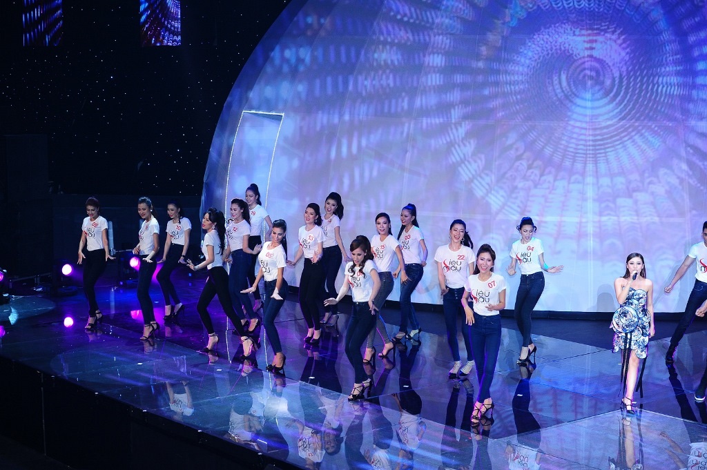 Phần trình diễn trang phục đồng diễn