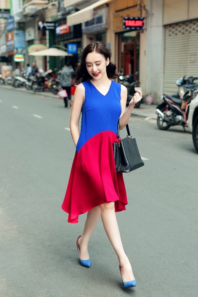 Angela Phương Trinh lung linh sắc màu dạo phố - 4 Thậm chí có những thiết kế gây ấn tượng bởi sự kết hợp những gam màu đối lập nhau.