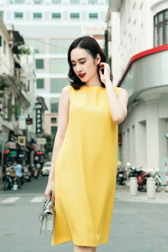 Angela Phương Trinh lung linh sắc màu dạo phố - 7 Nữ diễn viên xinh đẹp giấu đường cong trong phom váy suông rộng. Sắc vàng rực rỡ như xua tan cái lạnh của những ngày cuối đông và mang ánh nắng của mùa xuân về gần hơn.