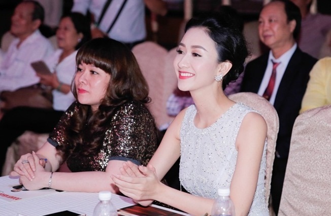 Hà Thu “tái xuất” sau thành tích top 17 Hoa hậu liên lục địa 2015 - 4
Người đẹp ngồi ở hàng ghế giám khảo và luôn nở nụ cười tươi gây thu hút sự chú ý của mọi người.