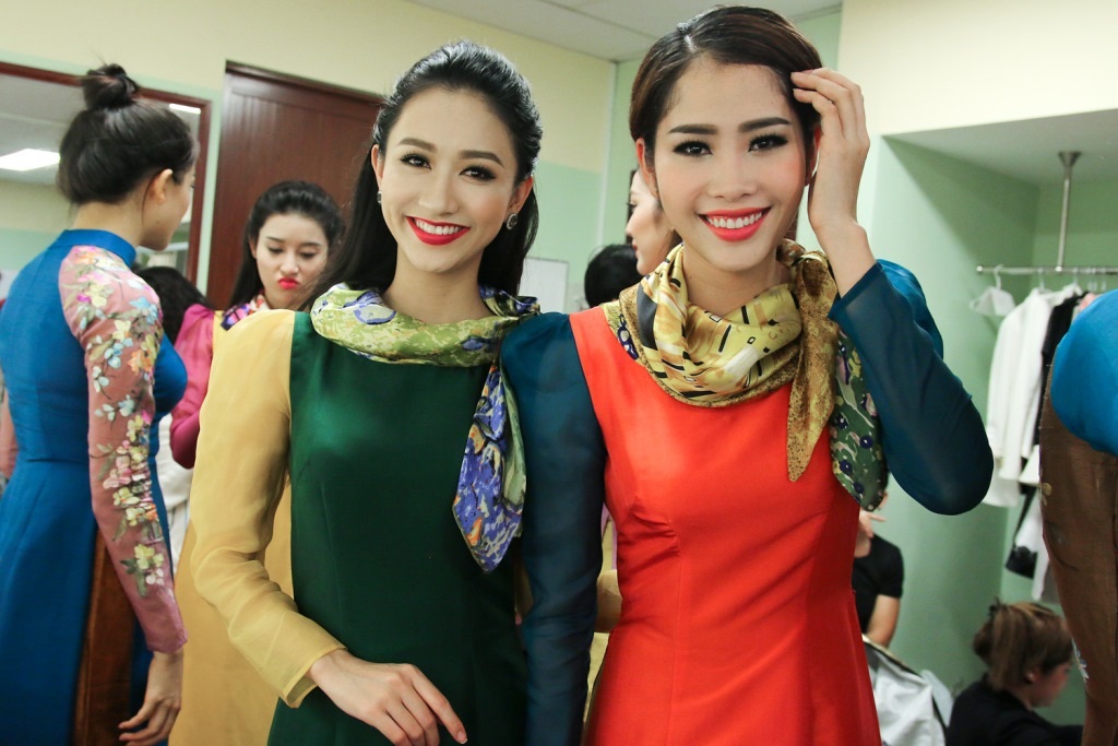 Phạm Hương tái xuất sàn diễn thời trang cùng Thúy Vân, Lan Khuê - 15 Hoa khôi Nam Em và á hậu Hà Thu cũng dành nhiều tình cảm cho “đàn chị” Phạm Hương. Ít ai biết ngoài đời, cả ba đều là những người đẹp chơi với nhau rất thân thiết.