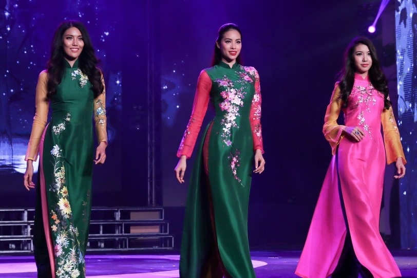 Phạm Hương tái xuất sàn diễn thời trang cùng Thúy Vân, Lan Khuê - 4 Lan Khuê, Phạm Hương, Thúy Vân trong một tiết mục biểu diễn