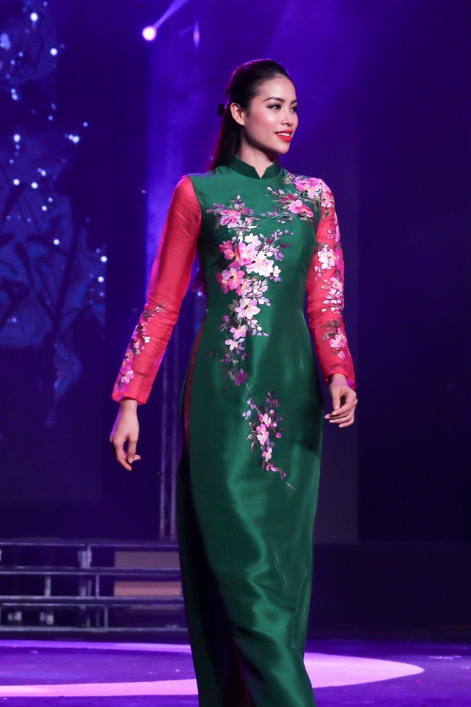 Phạm Hương tái xuất sàn diễn thời trang cùng Thúy Vân, Lan Khuê - 3 Hoa hậu Phạm Hương trang điểm nhẹ nhưng vẫn toát lên vẻ đẹp quyến rũ thường thấy. Phạm Hương trình diễn cả 3 tiết mục trong chương trình.