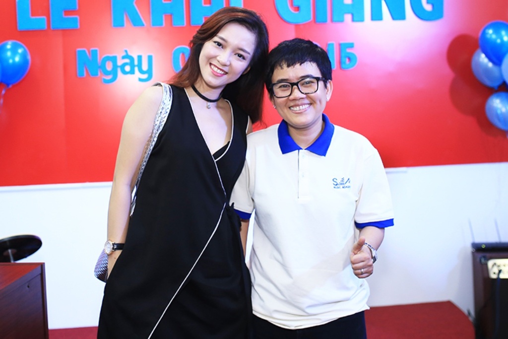 Nhạc sĩ Phương Uyên lên chức “hiệu trưởng” trường nhạc - 7 Ca sĩ Đinh Hương là một trong những thế hệ ca sĩ đầu tiên bước ra từ chương trình truyền hình thực tế về âm nhạc do Phương Uyên dẫn dắt