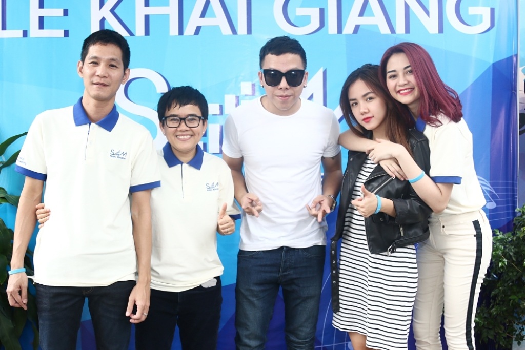 
Phương Uyên chia sẻ: “Với sự kết hợp và kinh nghiệm hơn 20 năm, Phương Uyên và Hoài Sa tin rằng sẽ truyền đạt và cố gắng đào tạo để đóng góp những hạt giống tốt cho thế hệ âm nhạc trẻ.”
