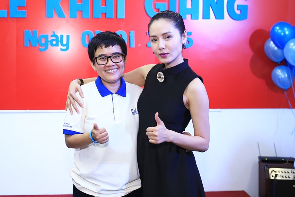 Nhạc sĩ Phương Uyên lên chức “hiệu trưởng” trường nhạc - 5 Nữ ca sĩ xinh đẹp Phương Linh đến chúc mừng Phương Uyên