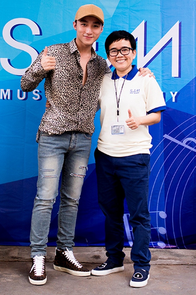 Nhạc sĩ Phương Uyên lên chức “hiệu trưởng” trường nhạc - 11 Nam ca sĩ Sơn Tùng M-TP cũng đến ủng hộ Giám đốc âm nhạc liveshow của anh sắp tới tại Hà Nội