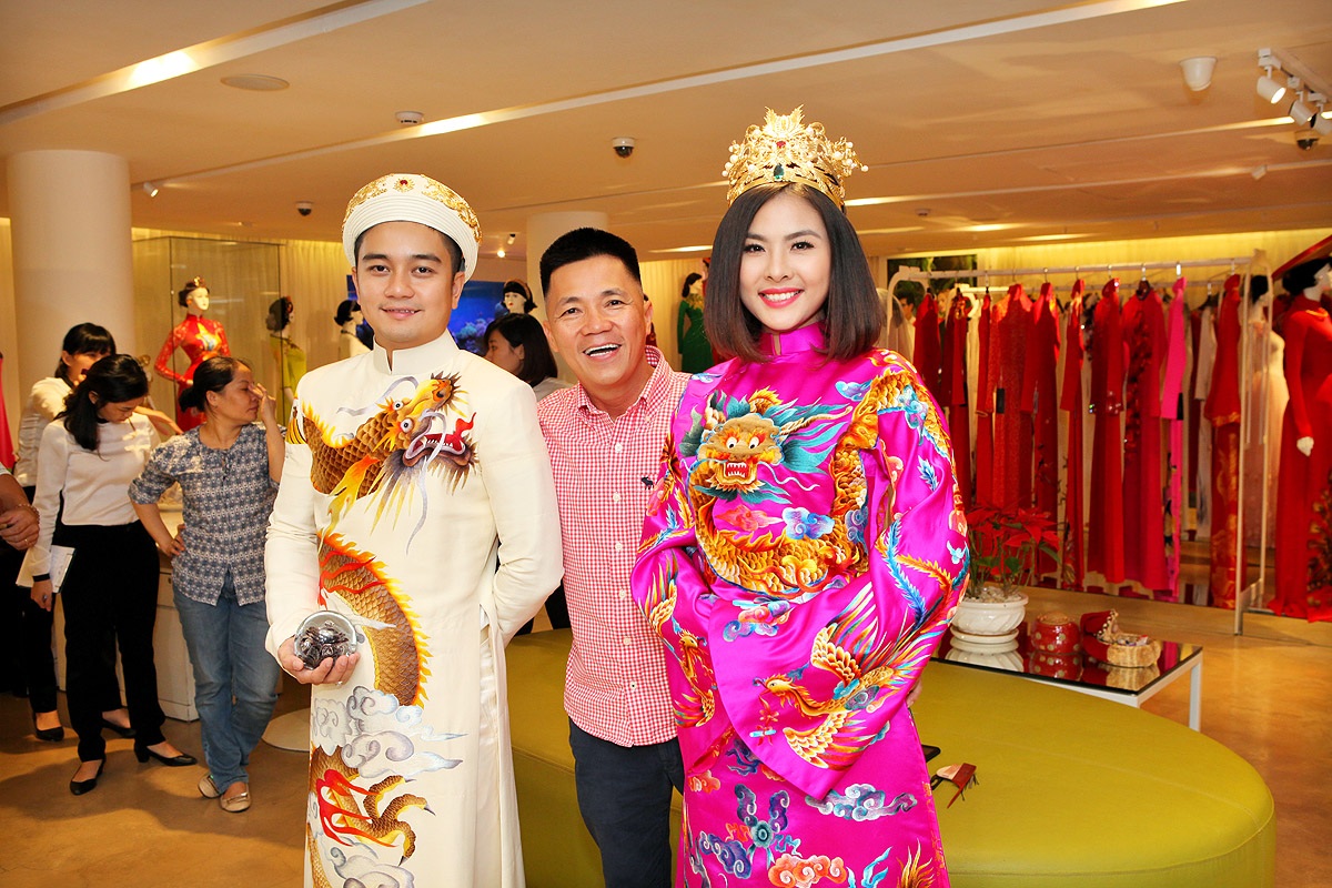 Vợ chồng Vân Trang và nhà thiết kế trang phục cưới Đinh Văn Thơ