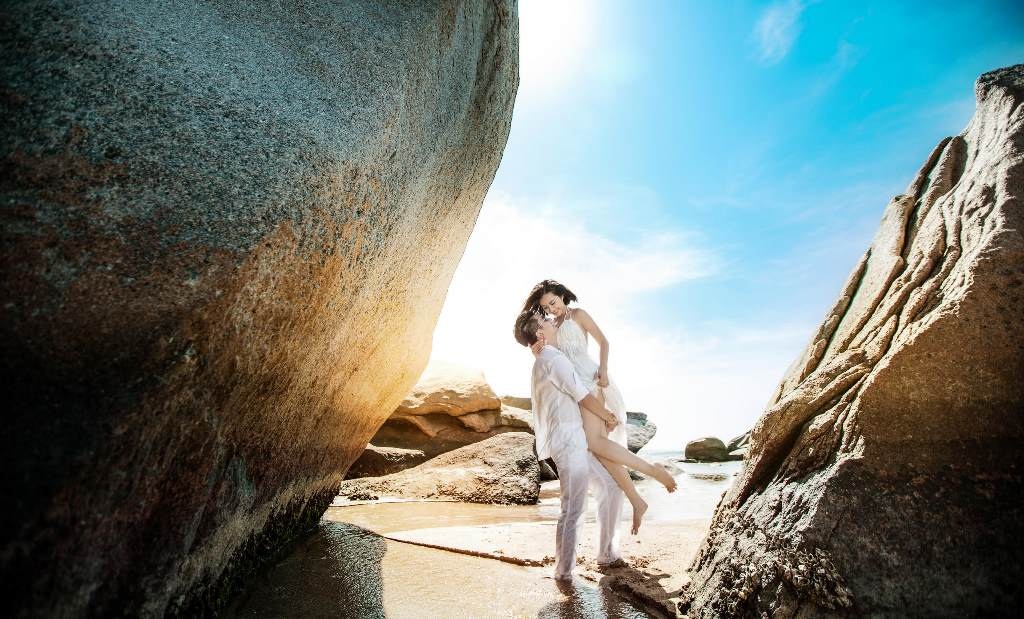 Vân Trang khoe ảnh cưới đẹp gợi cảm trên biển - 7
Vân Trang hạnh phúc trong vòng tay của chồng