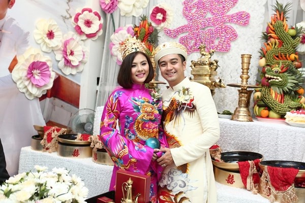 Vân Trang và chồng hôn nhau say đắm trong lễ cưới - 1 Vân Trang và chồng diện trang phục hoàng bào sang trọng với hình rồng phượng được thêu tay cầu kỳ, tinh xảo.