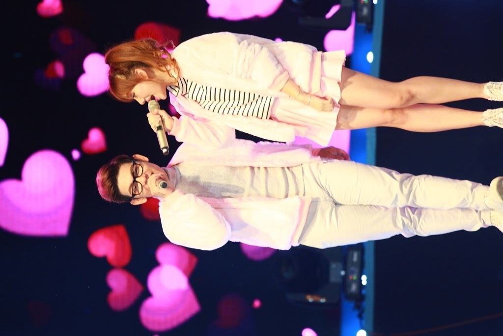 Sơn Ngọc Minh - Hari Won trẻ trung, nhí nhảnh trong chương trình cùng với phần kết hợp ăn ý, tình cảm.