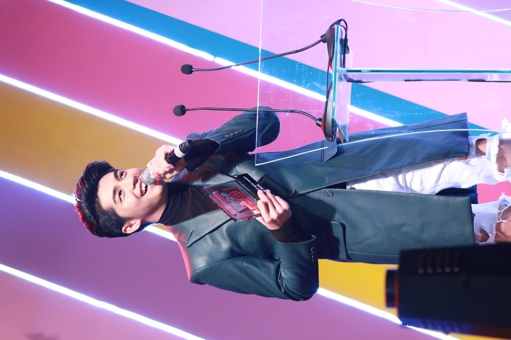 Noo Phước Thịnh cũng giành luôn giải thưởng Nam ca sĩ xuất sắc nhất