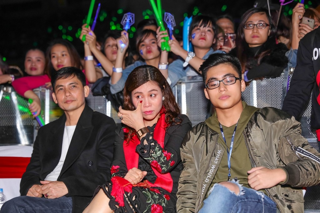 Phần trình diễn xúc động này còn khiến mẹ của nam ca sĩ rơi nước mắt liên tục.