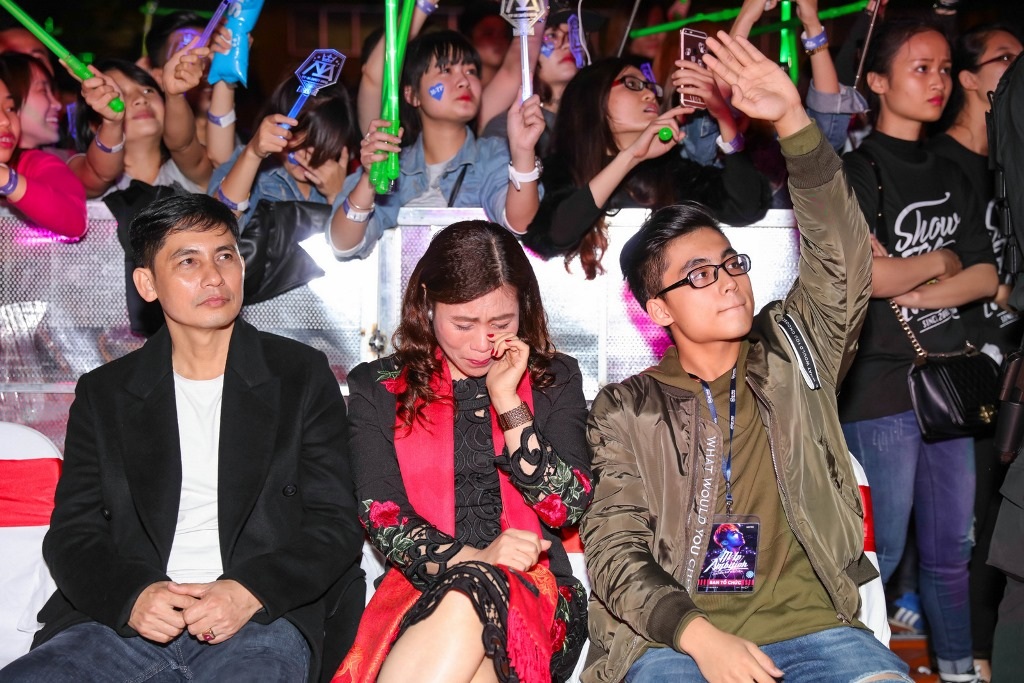 Bố mẹ Sơn Tùng khóc trong liveshow của con trai - 12