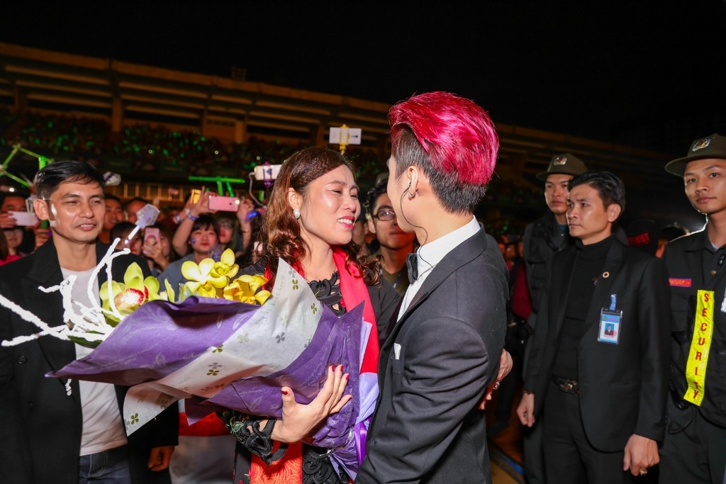 Sơn Tùng nhận hoa từ tay mẹ sau tiết mục biểu diễn này