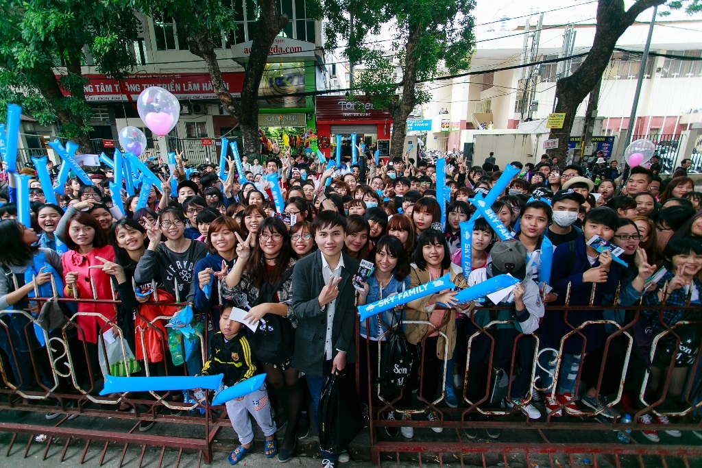 Trước giờ liveshow, phần đông người hâm mộ đã tập trung trước cổng soát vé, gây tắc nghẽn một góc đường. 