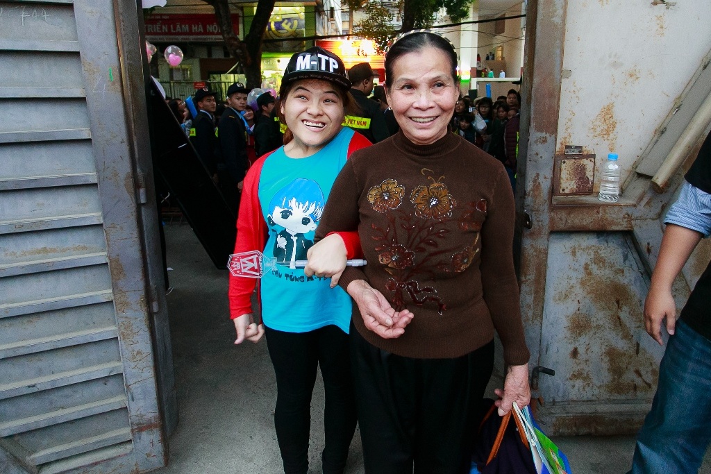 Không chỉ khán giả trẻ mà trong chương trình bất ngờ xuất hiện những khán giả khá đặc biệt như cụ bà này.