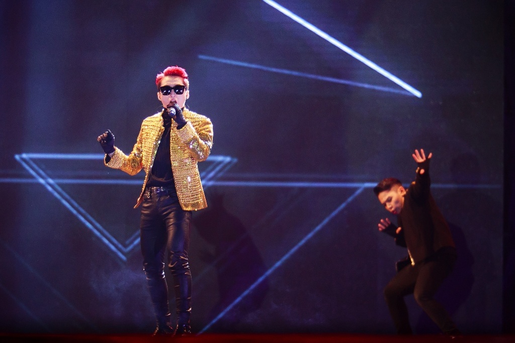 Mở đầu liveshow, Sơn Tùng M-TP xuất hiện trên nền ca khúc “Cơn mưa ngang qua”.