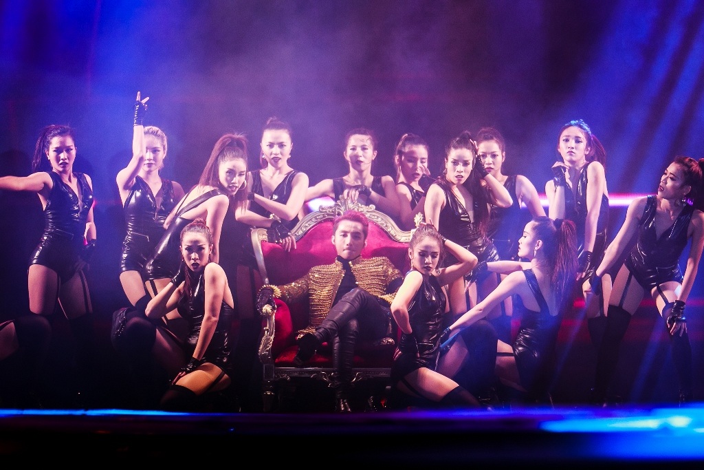 Những ca khúc tiết nối ở phần nhạc EDM như Không phải dạng vừa đâu, Buông đôi tay nhau ra, Khuôn mặt đáng thương... thay đổi khá nhiều phần phối khí, tạo hiệu ứng tốt hơn, khiến người hâm mộ đứng ngồi không yên.