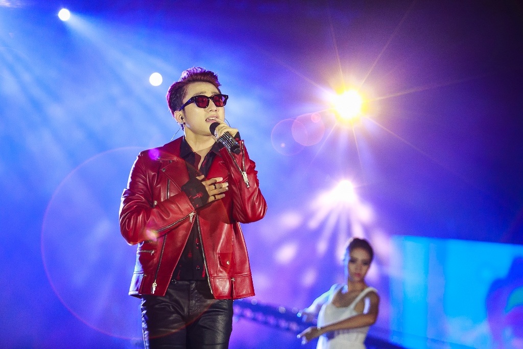 Phần âm nhạc underground, Sơn Tùng M-TP tiếp tục mang đến khán giả loạt ca khúc được sáng tác thời gian đầu đến với âm nhạc. Mở đầu là bài hát Là người luôn yêu em,  Em đang đi bên ai đó”, “Âm thầm bên em” và “Chắc ai đó sẽ về”... Nam ca sĩ xuống tận hàng ghế khán giả để giao lưu với người hâm mộ.