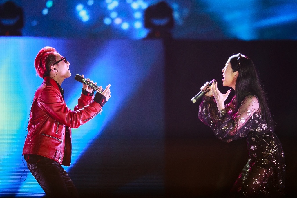 Tiết mục được nhiều khán giả chờ đợi trong đêm là màn kết hợp của Sơn Tùng và Thu Phương. Cả hai thể hiện ca khúc Anh sai rồi do chính Sơn Tùng sáng tác.