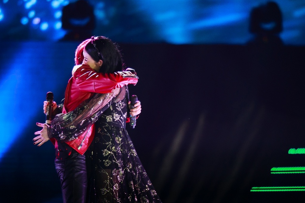 Trong lúc biểu diễn, Thu Phương trao cho Sơn Tùng cái ôm chặt đầy tình cảm. Sau tiết mục này, cả hai còn hát chay một đoạn ca khúc Không còn mùa thu đầy lãng mạn, sâu lắng. 