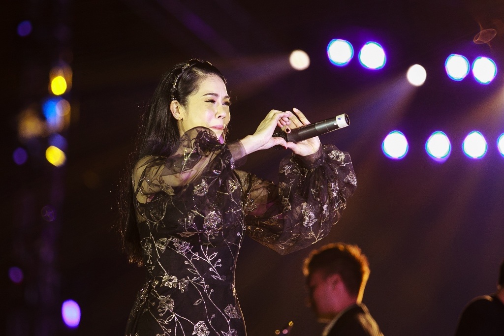 Sau đó, Thu Phương gửi đến khán giả ca khúc Chưa bao giờ trên nền guitar và saxophone mộc mạc.