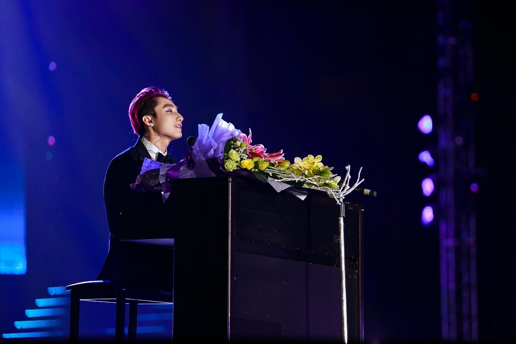 Mảng âm nhạc dành cho gia đình tiếp tục khiến Sơn Tùng M-TP nhiều lần bật khóc trong lúc hát.