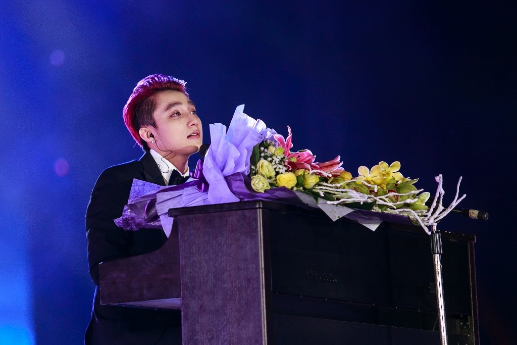 Khoảnh khắc ấn tượng khi Sơn Tùng xúc động bật khóc trong lúc biểu diễn ca khúc Bèo dạt mây trôi trên nền piano do mình tự đệm, như Sơn Tùng từng chia sẻ là bài hát tặng cho người bà đã mất của mình.