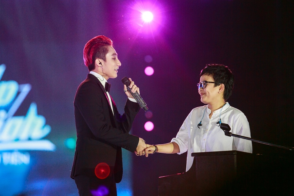 Sau tiết mục này, Sơn Tùng tiếp tục song ca cùng nhạc sĩ Phương Uyên ca khúc Mẹ yêu do chính chị đệm đàn piano. Sơn Tùng cũng gửi tặng bố ca khúc Thái Bình mồ hôi rơi trong phần này.